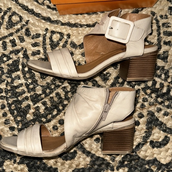 Sz 38⭐️NWT Miz Mooz Scoot Cream/Nude Leather Sandals - Picture 3 of 8